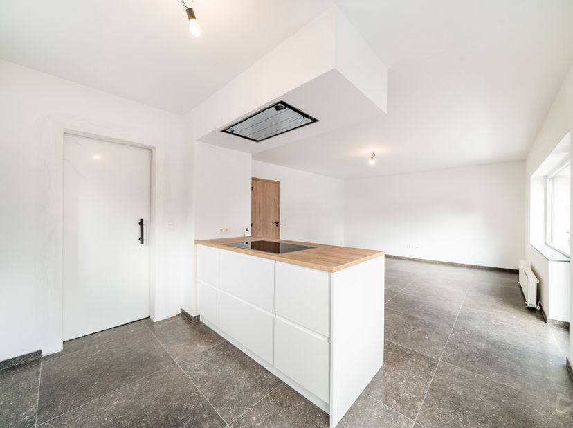 Appartement 3 chambres entièrement rénové avec garage et grande cave<br />
Situé dans un environnement agréable du centre de Jauche, cet appartement s