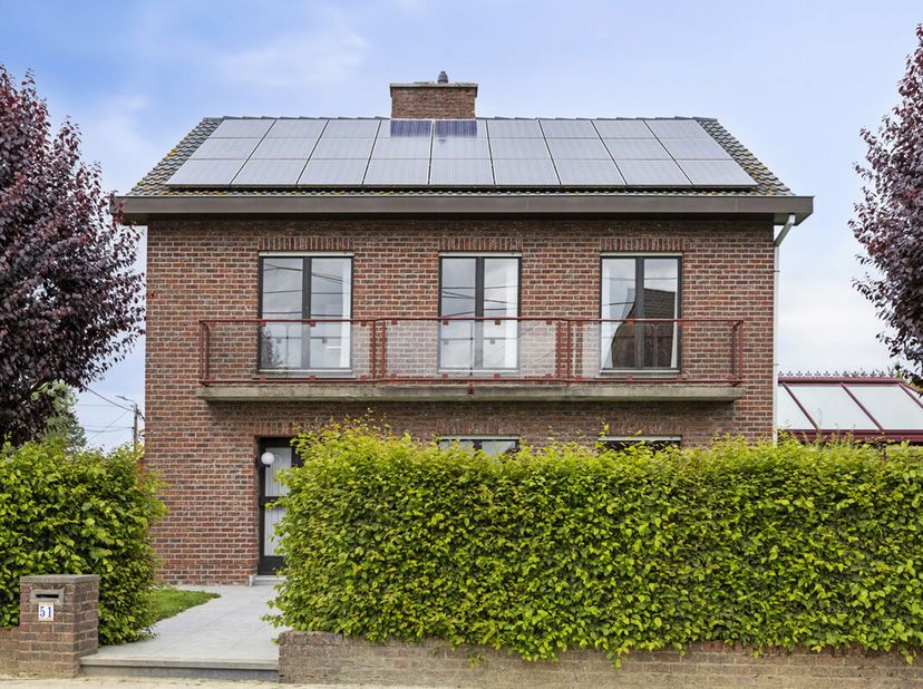 Op een rustige locatie in het landelijke Oplinter bevindt zich deze degelijk gebouwde open bebouwing met tuin, ruime veranda, inpandige garage en keld