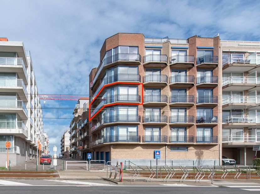 Instapklaar appartement met één slaapkamer te koop gelegen op de derde verdieping van de Residentie Blauwvoet, Goethalsstraat 12 te Nieuwpoort. Dit ap