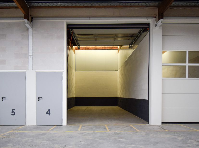 Ligging &amp;amp; bereikbaarheid<br />
Deze unit is gelegen op een strategische locatie in Rumbeke, vlakbij belangrijke invalswegen:<br />
- Slechts 1,8 k
