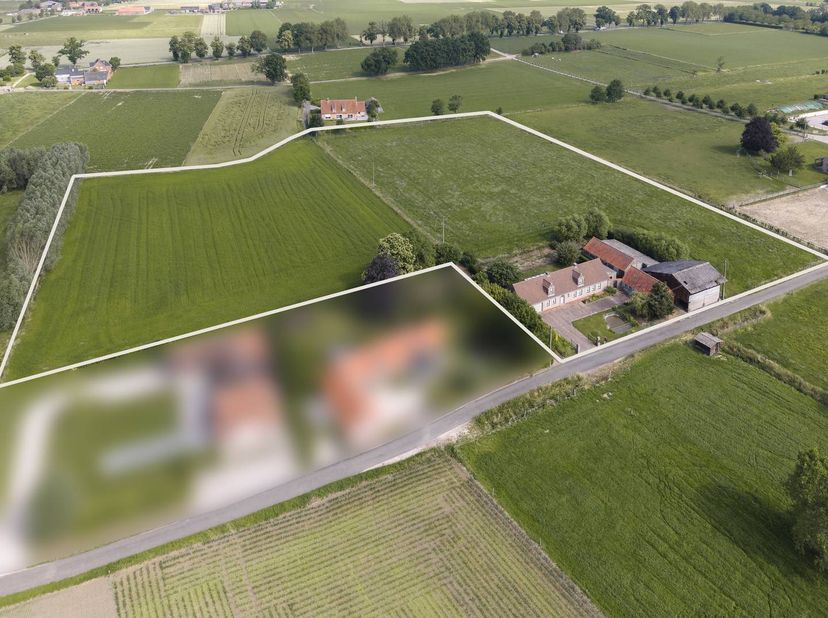 Bent u op zoek naar een karaktervolle eigendom met enorm veel potentieel in een oase van rust? Deze prachtig gelegen hoeve met bijgebouwen en weilande