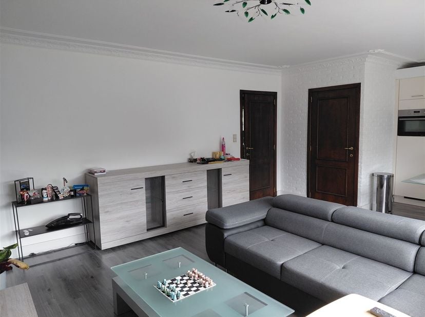 Vraag uw bezoek aan via info@optimusvastgoed.be!<br />
TE HUUR: Duplex-appartement met 2 slaapkamers te Heusden-Zolder!<br />
Dit gezellige duplex-a