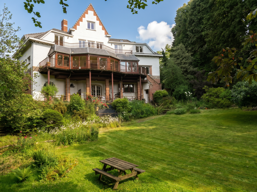 Uitzonderlijke villa met 9 slaapkamers en ongeziene volumes op strategische locatie in Kraainem<br />