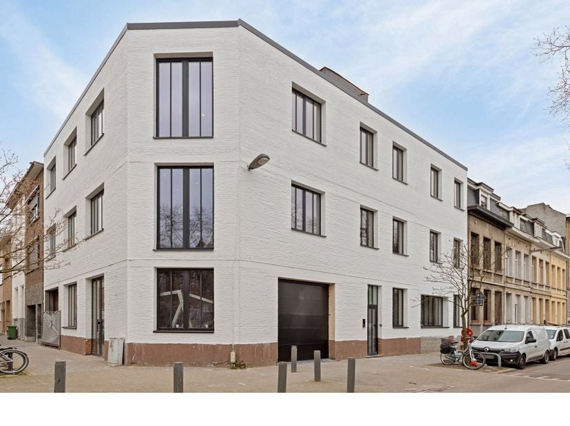 Lichtrijke kantoorruimte van ca. 20 m², gelegen op een centrale locatie in de Waarlooshofstraat 50, in een rustige straat met beperkt verkeer. Dankzij