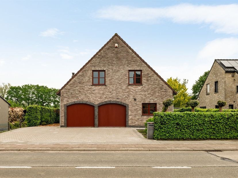 In het gegeerde Wijnveld te Sinaai bevindt zich deze verzorgde open bebouwing uit 2001, gelegen in een aangename woonomgeving die geniet van een vlott