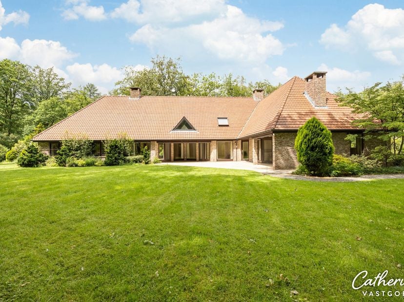 Welkom aan De Singel 21, waar rust, ruimte en absolute privacy centraal staan. Deze vrijstaande villa (maar liefst 380 m² bewoonbaar) is idyllisch gel