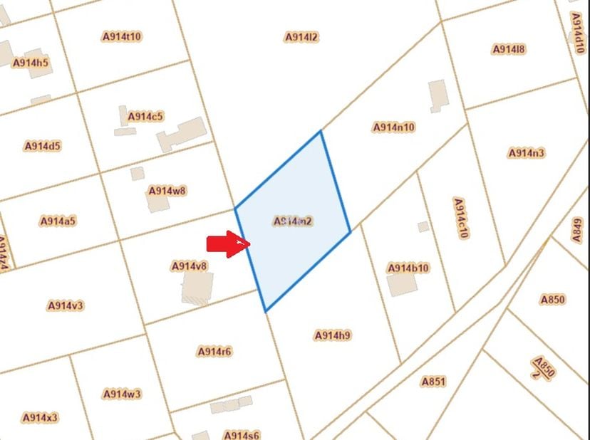 PERCEEL BOS -<br />
<br />
Gelegen ter streke 'Loyendsebergen'.<br />
Kadastraal bekend sectie A, nummer 0914M2P0000.<br />
Gelegen in een verkaveld b