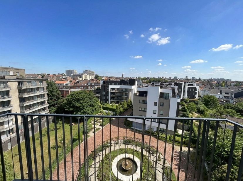 Immo Wauters presenteert u dit recente appartement met 2 slaapkamers op de 5e verdieping, ideaal als eerste aankoop of als investering voor verhuur.<b