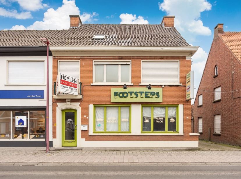 IN HET CENTRUM GELEGEN HANDELSWONING MET EEN GESLOTEN GARAGE OP 190 M² GROND. <br />
Op het gelijkvloers bevindt zich de handelszaak die toegang verle