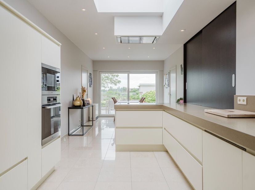 Deze uiterst verzorgde woning is gelegen in een bijzonder rustige en aangename woonwijk, op wandelafstand van het centrum van Gullegem. Liefhebbers va