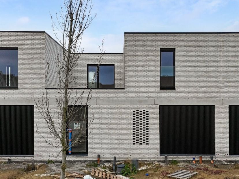 [[ DIT PAND NEEMT DEEL AAN DE ERA OPEN HUIZEN DAG OP 13/6 VAN 14:30 TOT 15:30 ]] Moderne nieuwbouwwoning met 3 slaapkamers, inpandige garage en tuin o