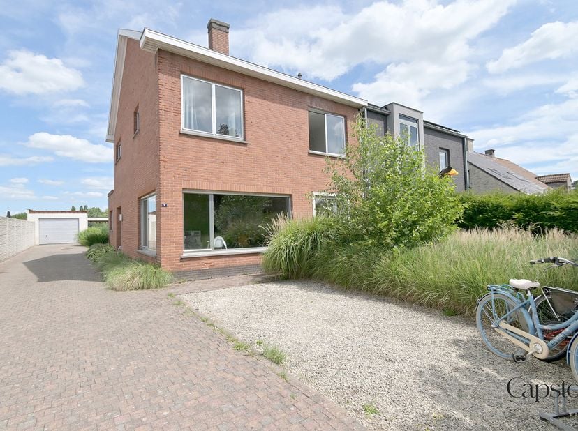 Nieuw te koop via Capston: deze ruime halfopen bebouwing, gelegen aan Langevelde 9 in Zele, bevindt zich op een rustige locatie met een groen vergezic
