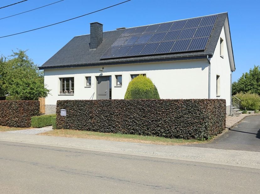 Heel aangename viergevelwoning op een terrein van 1503 m², ligt op de hoogtes van de stad Bouillon-sur-Semois.<br />
Gebouwd op 3 niveaus, dak in nat