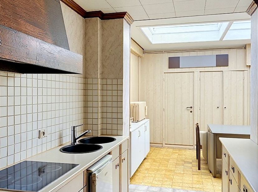 Deze woning is gelegen te Bredene en bestaat uit: inkomhal - keuken - kelder - living - berging - wasplaats - toilet - terras - tuin - 4 slaapkamers -