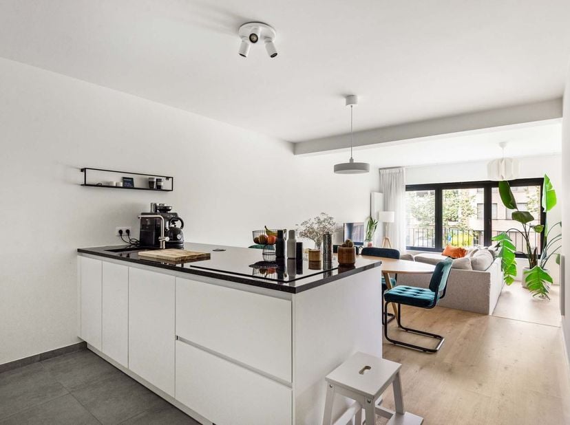Ligging: Het appartement bevindt zich in een rustige omgeving in Brasschaat met winkels, scholen en openbaar vervoer binnen handbereik.<br />
<br />