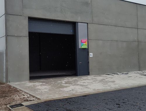                                         Bâtiment d’entreprise à louer à Berchem, € 999

