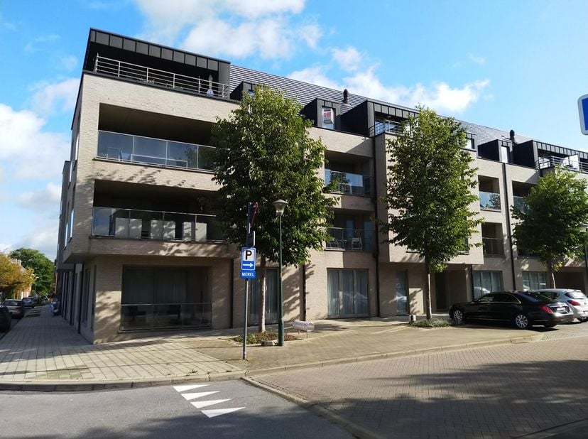 Recent appartement in degelijke residentie gelegen langsheen "het Merelplein", nabij centrum van Machelen, openbaar vervoer, luchthaven en grote inval