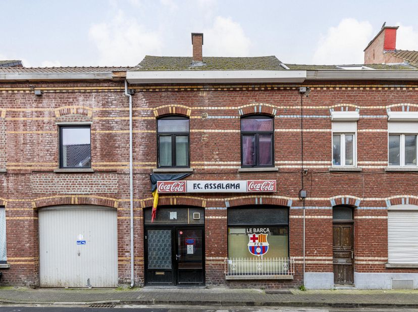 Propriété avec commerce active et appartement située dans une rue avec peu de circulation.<br />
Le bâtiment est agencée comme suit : Entrée du café a