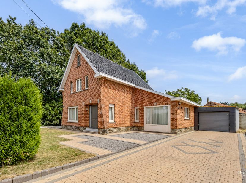 Gezinswoning met drie slaapkamers, garage en aangename buitenruimtes in het landelijke Opheers.<br />
In het landelijke Opheers, langs de Opheersstraa