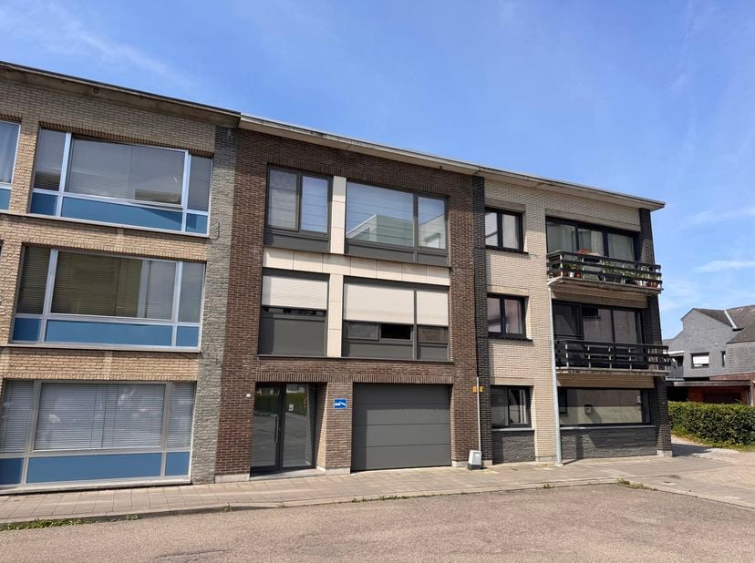 In een kleinschalige residentie met slechts één ander appartement bevindt zich dit aangename appartement op de tweede verdieping, bereikbaar via de tr
