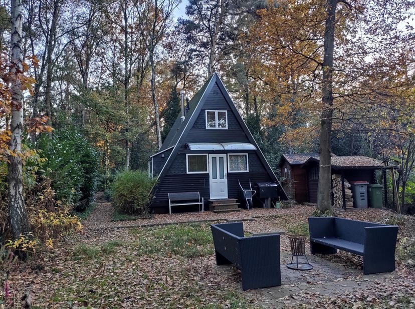 A-frame chalet in het bos — Sonnevijver, Rekem (Lanaken)<br />
<br />
Driehoekige A-frame chalet op een privaat, bebost perceel van 550 m² in vakantie