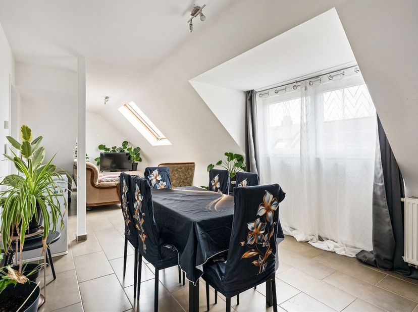 Situé à deux pas du centre de Lier, cet appartement en duplex prêt à être emménagé offre un énorme potentiel pour une maison familiale idéale. Son emp