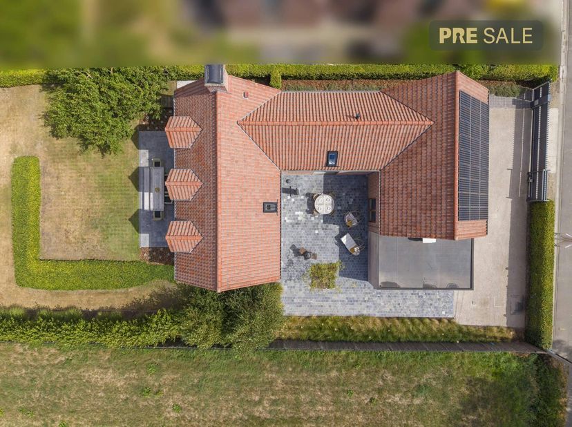 Deze schitterende villa, gebouwd in 2010, is gelegen in Hérinnes (Pecq), op minder dan 10 minuten van Kooigem (Kortrijk) en 20 min van ’t Hoge (Kortri