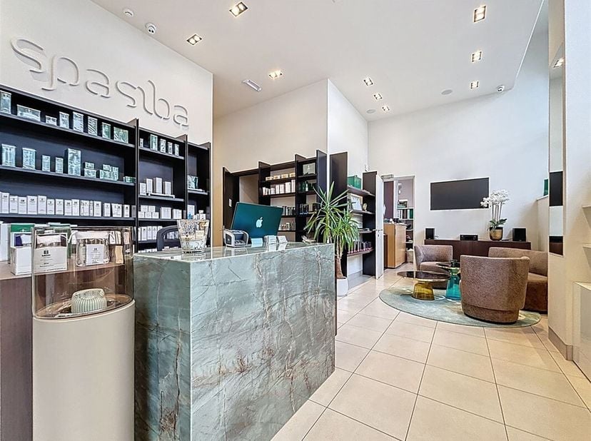 Boulevard de Waterloo -  espace commercial de 450m² à remettre dans l'un des quartiers les plus prestigieux de Bruxelles - Au rez-de-chaussée : Un gra