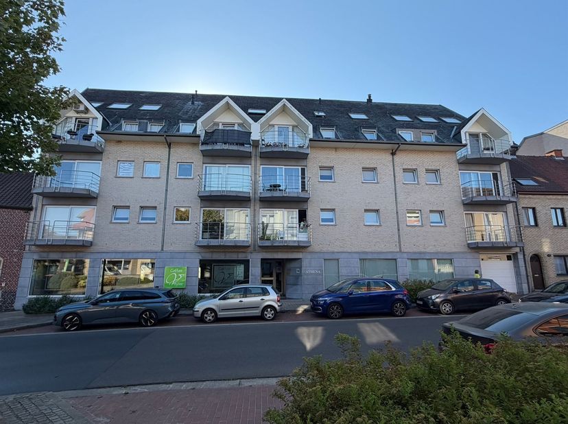 Agréable appartement idéalement situé en plein centre-ville, comprenant un séjour lumineux avec balcon, une cuisine équipée, une chambre, une salle de