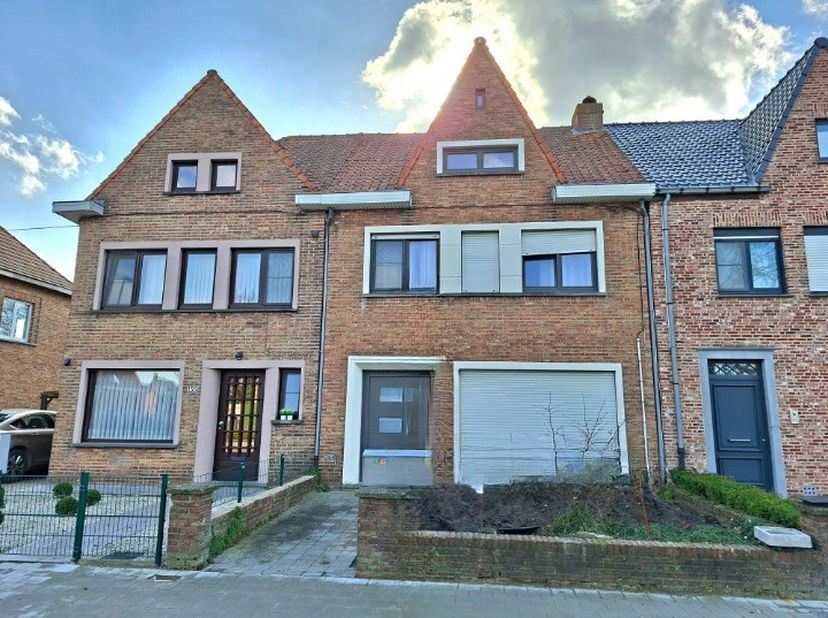 Deze ruime woning heeft 4 slaapkamers en een zonnige tuin, gelegen op fietsafstand van de binnenstad van Brugge en het station. De woning heeft ook ee