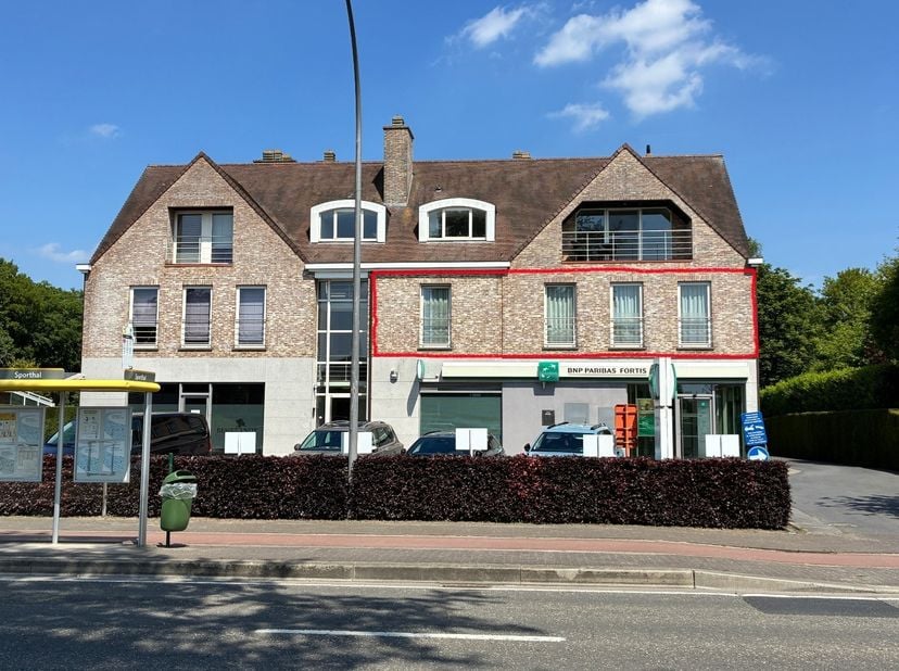 Dit ruime appartement verwelkomt u met een inkomhal en een apart gastentoilet. De lichte en open leefruimte sluit naadloos aan op een volledig uitgeru