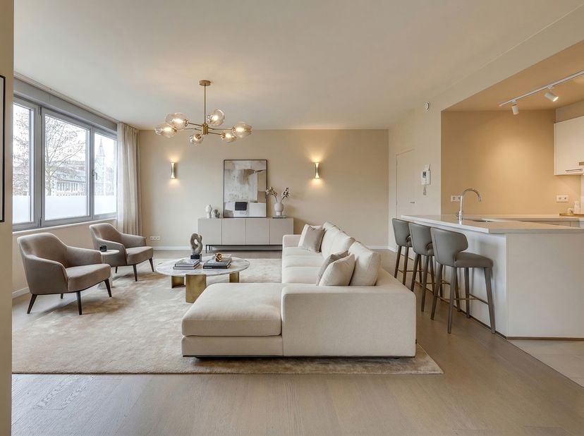 Ruim appartement van 158m² gelegen langs de Schelde, met een prachtig uitzicht op de kathedraal en het belfort van Doornik.<br />
Indeling: inkomhal,