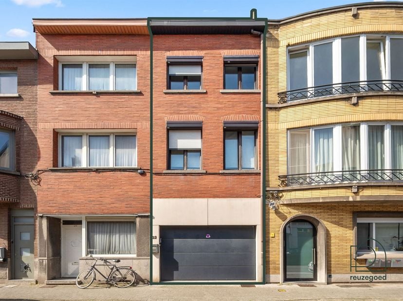Instapklare stadswoning met garage en 3 slaapkamers op een toplocatie in Mechelen<br />
<br />
Op amper 100 meter van het station van Mechelen bevin