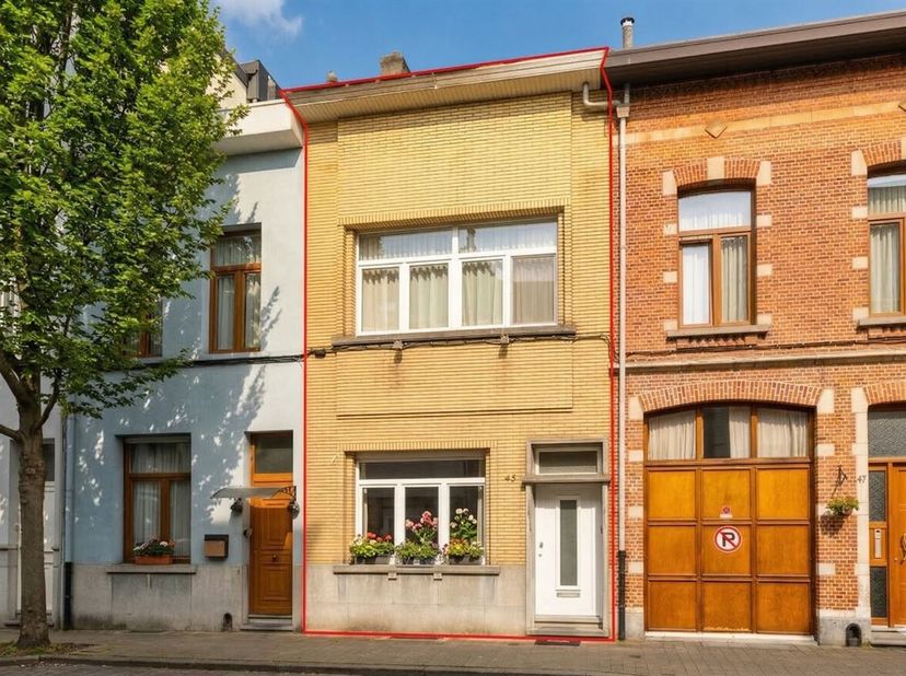 Maison familiale ( 120m²) avec 3 chambres à coucher, jardin de ville et cave sèche, dans une rue calme à Anvers, prête à être emménagée !<br />
Situat