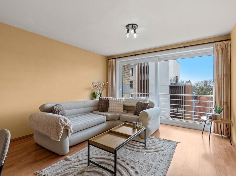 Cet agréable appartement de 2 chambres est idéalement situé à Ostende, à proximité du centre et de la plage. Grâce à son prix attractif et à son agenc