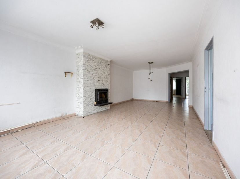 Indeling<br />
U betreedt het appartement via een centrale inkomhal die doorgang geeft aan de meeste ruimtes in het appartement. Vooraan is er de woon