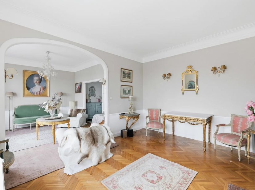 Victoire Junot vous propose, à proximité immédiate de la prestigieuse place Brugmann, ce lumineux appartement comprenant deux chambres et un bureau po