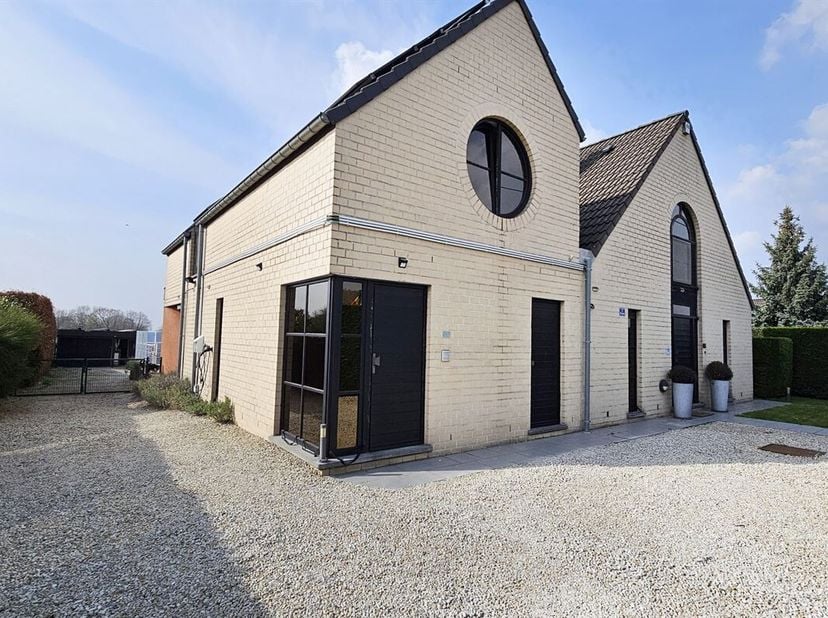 - SOUS OPTION - PLUS DE VISITES Prix: Offre à partir de 380.000 euros, frais d'agence non inclus et à charge de l'acquéreur.<br />
Superbe villa (de t