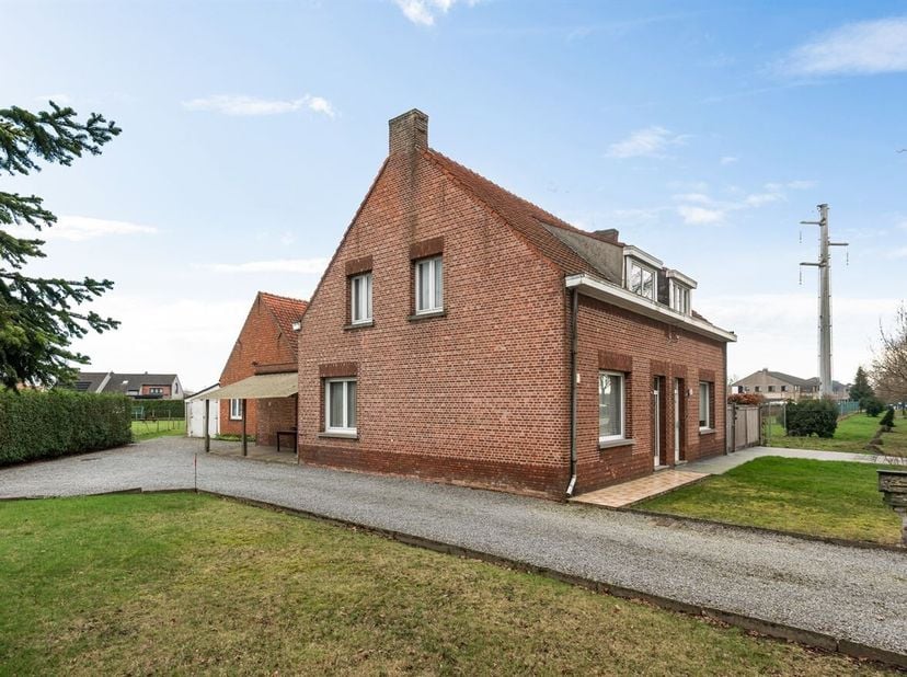 Te renoveren gezinswoning met 3 slaapkamers op 1.110 m²<br />
Omschrijving<br />
Gelijkvloers<br />
Via de inkomhal betreedt u de woning. De leefruimt