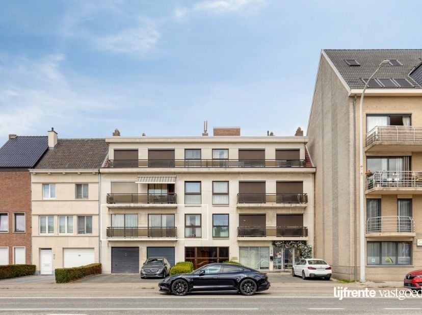 Dit betreft een klassieke verkoop en geen verkoop op lijfrente.&amp;nbsp;<br />
<br />
Dit appartement bevindt zich op de eerste verdieping en beschikt ov
