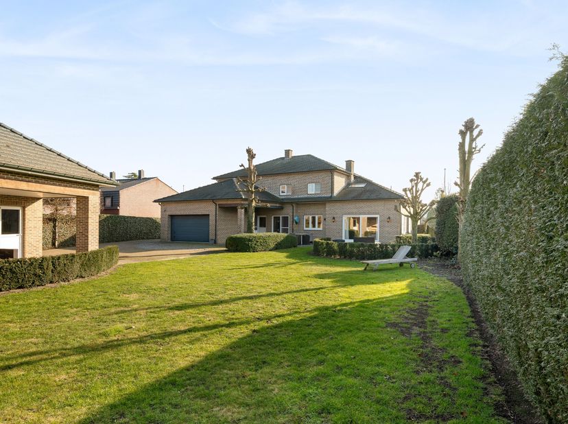 In de rustige en gegeerde Kloosterstraat te Kinrooi bevindt zich deze indrukwekkende, oerdegelijk gebouwde villa met een bewoonbare oppervlakte van ma