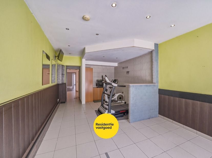 Centraal gelegen in het hart van Oudenburg vindt u dit veelzijdige handelspand met woonst op een perceel van 170 m². Dankzij de combinatie van commerc