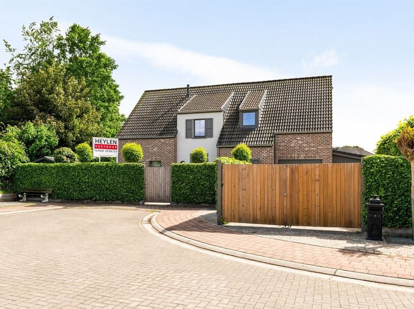 Open bebouwing met 5 slpks en zwembad<br />
Gelegen in een rustige en groene omgeving in Moerbeke geniet deze woning van een aangename, residentiële l