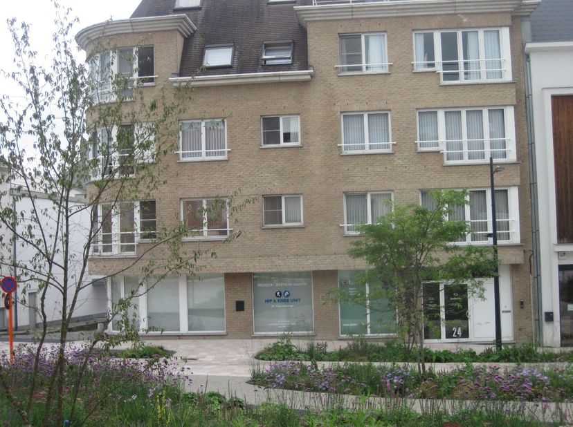Lichtrijk appartement op de eerste verdieping, met zicht op de Gaverse Markt.<br />
<br />
Aangename leefruimte met salon. Afzonderlijke keuken (de ni