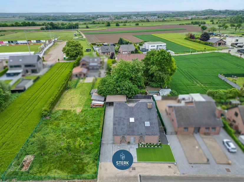 GEZINSWONING MET EEN BEWOONBARE OPP. VAN 311 M² TE VELDWEZELT-LANAKEN !<br />
We vinden deze open woning met een bewoonbare oppervlakte van 311 m² ter