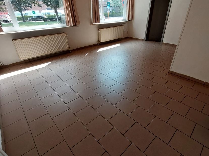 Prachtig gelijkvloers met koer<br />
Volledig gerenoveerd <br />
Voor A label warmtepomp en zonnepanelen