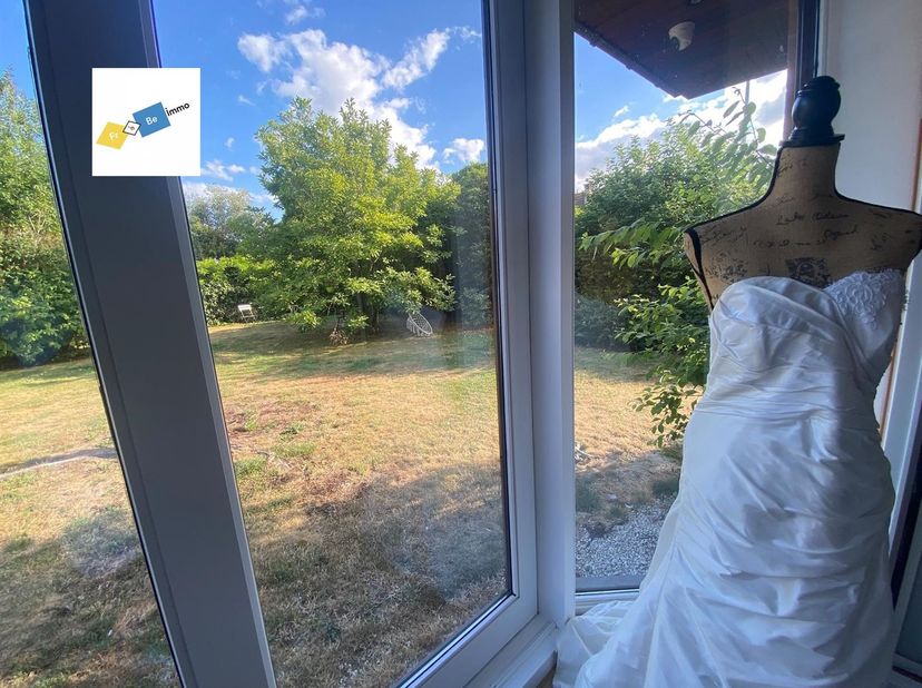 In Dottignies, in een rustige omgeving en vlakbij alle voorzieningen – zelfs te voet bereikbaar – zal deze villa u bekoren door:<br />
-de U-vorm, ger