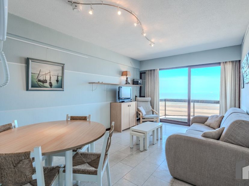 Dit appartement op de achtste verdieping van een verzorgde residentie combineert comfort, licht en een prachtig zeezicht. De ruime leefruimte heeft to