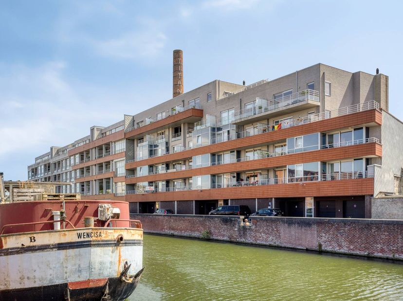 Residentie De Kanaallofts geniet van een rustige ligging langs het kanaal Kortrijk–Bossuit, terwijl het bruisende centrum van Kortrijk zich op wandel-