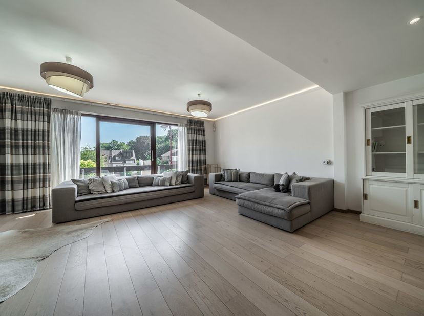 Easyhome vous propose cette magnifique villa 5 chambres idéalement située Clos du Zavelenberg 17 à Berchem-Sainte-Agathe, dans un quartier résidentiel